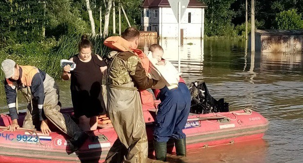 Спасатели помогают жителям затопленного поселка на Кубани. Фото: ГУ МЧС по Краснодарскому краю / instagram.com/mchs_krasnodar Спасатели помогают жителям затопленного поселка на Кубани. Фото: ГУ МЧС по Краснодарскому краю / instagram.com/mchs_krasnodar