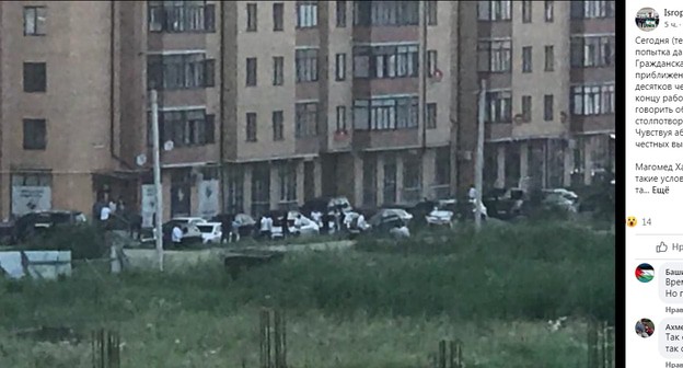 Несколько десятков человек у офиса партии "Гражданская инициатива" в Ингушетии. Скриншот сообщения страницы sropil Nalgiew https://www.facebook.com/photo/?fbid=210171334338792&set=a.104052421617351 Несколько десятков человек у офиса партии "Гражданская инициатива" в Ингушетии. Скриншот сообщения страницы sropil Nalgiew https://www.facebook.com/photo/?fbid=210171334338792&set=a.104052421617351