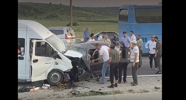 НА месте аварии с участием маршрутки в Кабардино-Балкарии. Кадр видео КП Северный Кавказ НА месте аварии с участием маршрутки в Кабардино-Балкарии. Кадр видео КП Северный Кавказ