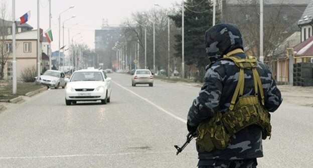 Сотрудник силовых структур на улицах Грозного. Фото: REUTERS/Stringer Сотрудник силовых структур на улицах Грозного. Фото: REUTERS/Stringer