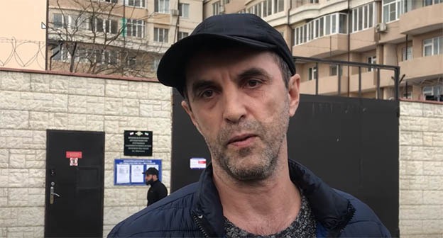 Мурад Манапов. Скриншот "Кавказского узла" https://www.youtube.com/watch?v=IQJqqVyYs-4 Мурад Манапов. Скриншот "Кавказского узла" https://www.youtube.com/watch?v=IQJqqVyYs-4