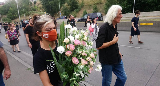 Журналисты и жители Тбилиси почтили память Лексо Лашкаравы. 13 июля 2021 года. Фото Беслана Кмузова для "Кавказского узла" Журналисты и жители Тбилиси почтили память Лексо Лашкаравы. 13 июля 2021 года. Фото Беслана Кмузова для "Кавказского узла"