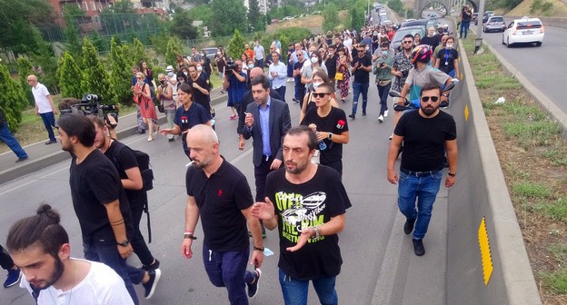 Жители Тбилсии идут траурным маршем. Похороны Лексо Лашкарава. 14.07.2021. Фото Беслана Кмузова для "Кавказского узла"
Жители Тбилсии идут траурным маршем. Похороны Лексо Лашкарава. 14.07.2021. Фото Беслана Кмузова для "Кавказского узла"