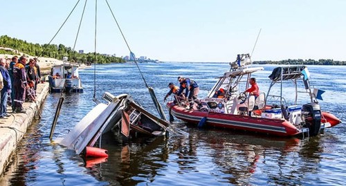 Сотрудники МЧС поднимают катамаран. Фото: ГУ МЧС по Волгоградской области


