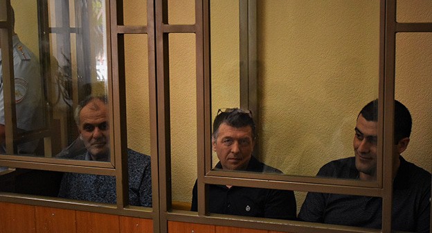 Вилен Аванесов, Александр Парков и Арсен Аванесов (слева направо) в зале суда. 14 июля 2021 года. Фото Константина Волгина для "Кавказского узла"
Вилен Аванесов, Александр Парков и Арсен Аванесов (слева направо) в зале суда. 14 июля 2021 года. Фото Константина Волгина для "Кавказского узла"