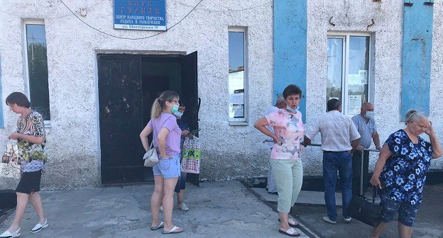 Жители поселка Углерод у клуба "Горняк". Фото Вячеслава Прудникова для "Кавказского узла". Жители поселка Углерод у клуба "Горняк". Фото Вячеслава Прудникова для "Кавказского узла".