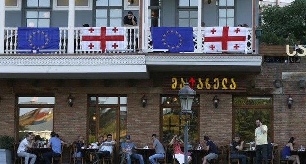Флаги Грузии и Евросоюза на здании в Тбилиси. фото: REUTERS/David Mdzinarishvili Флаги Грузии и Евросоюза на здании в Тбилиси. фото: REUTERS/David Mdzinarishvili
