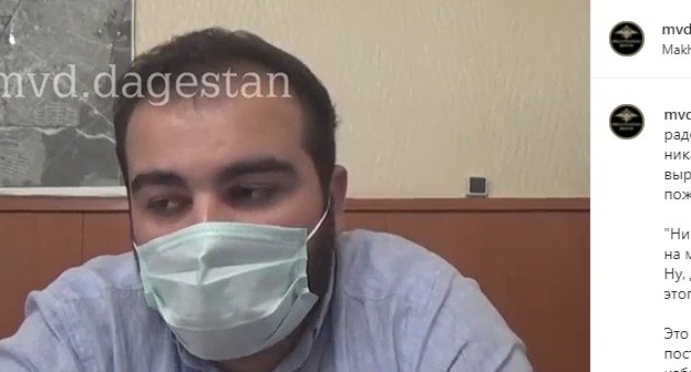Мужчина извиняется за стрельбу из пистолета и нарушение правил дорожного движения. Скриншот сообщения МВД Дагестана https://www.instagram.com/p/CRUF0A0qMjx/ Мужчина извиняется за стрельбу из пистолета и нарушение правил дорожного движения. Скриншот сообщения МВД Дагестана https://www.instagram.com/p/CRUF0A0qMjx/