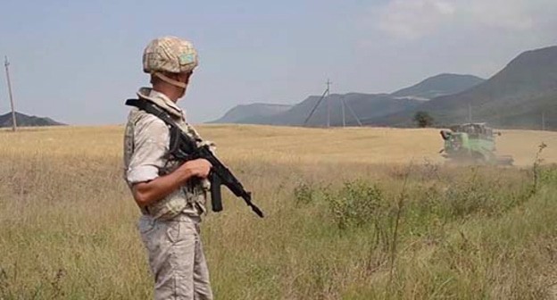 Миротворцы охраняют земледельцев в Нагорном Карабахе. Фото https://mil.ru/russian_peacekeeping_forces/news/more.htm?id=12372210@egNews Миротворцы охраняют земледельцев в Нагорном Карабахе. Фото https://mil.ru/russian_peacekeeping_forces/news/more.htm?id=12372210@egNews