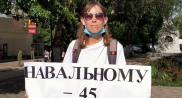 Активистка Елена Байбекова проводит одиночный пикет в поддержку Навального. Астрахань, 4 июня 2021 года. Фото Алены Садовской для "Кавказского узла". Активистка Елена Байбекова проводит одиночный пикет в поддержку Навального. Астрахань, 4 июня 2021 года. Фото Алены Садовской для "Кавказского узла".