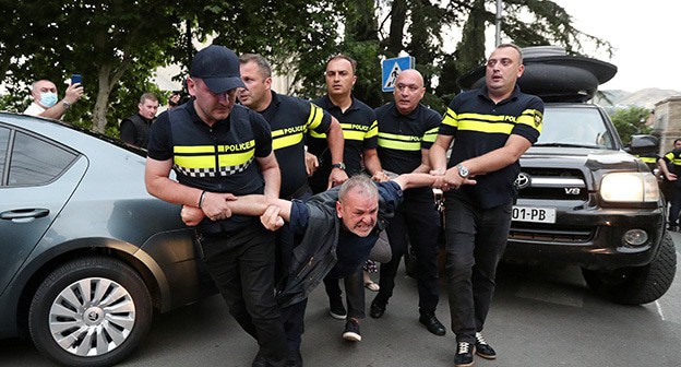 Задержание протестующего против тбилисского гей-парада. 5 июля 2021 года. Фото: REUTERS/Irakli Gedenidze Задержание протестующего против тбилисского гей-парада. 5 июля 2021 года. Фото: REUTERS/Irakli Gedenidze