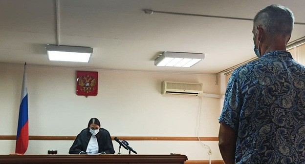 Суд в Волгограде приговорил владельца лодочной станции Леонида Жданова (справа) к четырем годам лишения свободы условно. Фото: Объединенная пресс-служба судов Волгоградской области
Суд в Волгограде приговорил владельца лодочной станции Леонида Жданова (справа) к четырем годам лишения свободы условно. Фото: Объединенная пресс-служба судов Волгоградской области