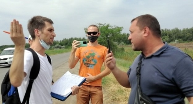 Спор сторонника и противника строительства дороги в Волго-Ахтубинской пойме. 17 июля 2021 года. Фото Татьяны Филимоновой для "Кавказского узла". Спор сторонника и противника строительства дороги в Волго-Ахтубинской пойме. 17 июля 2021 года. Фото Татьяны Филимоновой для "Кавказского узла".