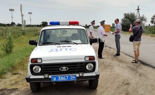 Сотрудники ДПС общаются с активистом, собирающим подписи против вырубки деревьев в Волго-Ахтубинской пойме. 17 июля 2021 года. Фото Татьяны Филимоновой для "Кавказского узла".