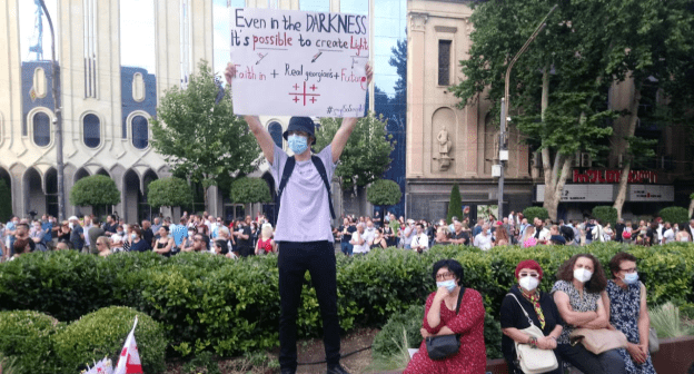 Участник протестной акции в Тбилиси. Фото Б. Кмузова для "Кавказского узла". Участник протестной акции в Тбилиси. Фото Б. Кмузова для "Кавказского узла".