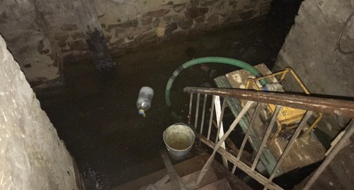 Затопленный подвал дома. Фото В. Прудников для "Кавказского узла" Затопленный подвал дома. Фото В. Прудников для "Кавказского узла"