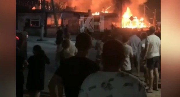 Пожар в доме в станице Благовещенской близ Анапы. Кадр видео "Кубанские новости" https://kubnews.ru/proisshestviya/2021/07/19/v-anape-zagorelas-stolovaya-na-ploshchadi-okolo-1-tys-kv-metrov-25-chelovek-evakuirovali-/ Пожар в доме в станице Благовещенской близ Анапы. Кадр видео "Кубанские новости" https://kubnews.ru/proisshestviya/2021/07/19/v-anape-zagorelas-stolovaya-na-ploshchadi-okolo-1-tys-kv-metrov-25-chelovek-evakuirovali-/