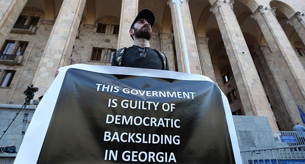 Активист держит плакат на митинге с требованием отставки премьер-министра и правительства после смерти оператора, избитого на прошлой неделе во время насилия против активистов ЛГБТ. Тбилиси, 17 июля 2021 года. Фото: REUTERS/Irakli Gedenidze Активист держит плакат на митинге с требованием отставки премьер-министра и правительства после смерти оператора, избитого на прошлой неделе во время насилия против активистов ЛГБТ. Тбилиси, 17 июля 2021 года. Фото: REUTERS/Irakli Gedenidze