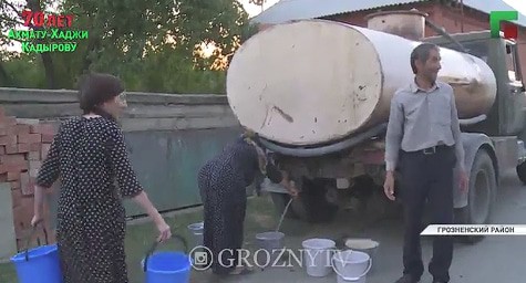 Кадр  видеосюжета о помощи сельчанам в Чечне с доставкой воды в рамках благотворительной акции, проведенной фондом Кадырова. Скриншот сообщения канала ЧГТРК "Грозный в instagram https://www.instagram.com/p/CRhJo0qjez3/