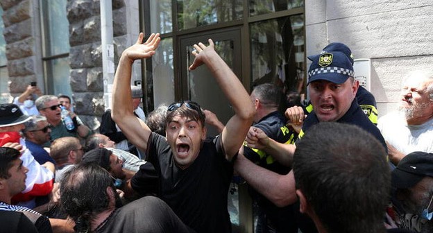 Беспорядки в Тбилиси 5 июля 2021 года. фото REUTERS/Irakli Gedenidze Беспорядки в Тбилиси 5 июля 2021 года. фото REUTERS/Irakli Gedenidze