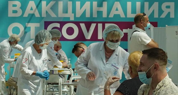 Вакцинация. Фото REUTERS/Tatyana Makeyeva Вакцинация. Фото REUTERS/Tatyana Makeyeva