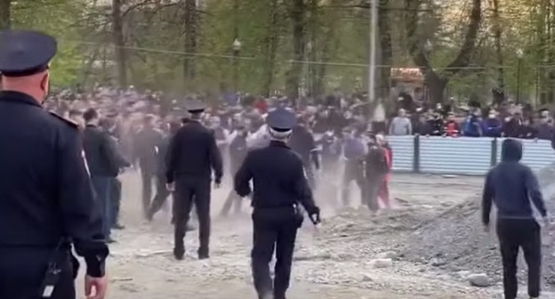 Митинг во Владикавказе в апреле 2020 года. Кадр видео "Кавказского узла" https://www.youtube.com/watch?v=aIxG_fs1r0M&t=11s Митинг во Владикавказе в апреле 2020 года. Кадр видео "Кавказского узла" https://www.youtube.com/watch?v=aIxG_fs1r0M&t=11s