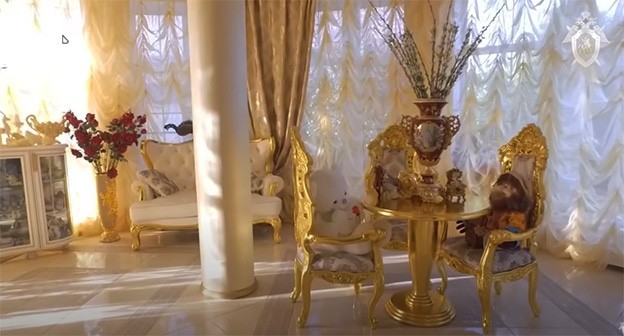 Интерьер особняка начальника УГИБДД Ставрополья Алексея Сафонова. Скриншот видео https://www.youtube.com/watch?v=xPztuNlZO3M Интерьер особняка начальника УГИБДД Ставрополья Алексея Сафонова. Скриншот видео https://www.youtube.com/watch?v=xPztuNlZO3M