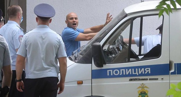 Сотрудники полиции задерживают Андрея Пивоварова. Скриншот с личной страницы Facebook https://web.facebook.com/aspivovarov/photos/a.110986489631542/893616701368513/ Сотрудники полиции задерживают Андрея Пивоварова. Скриншот с личной страницы Facebook https://web.facebook.com/aspivovarov/photos/a.110986489631542/893616701368513/