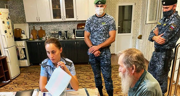 Судебные приставы в доме, где проживает семья Дрофичевых, предъявили им исполнительные документы о выселении на улицу. Фото Светланы Кравченко для "Кавказского узла" Судебные приставы в доме, где проживает семья Дрофичевых, предъявили им исполнительные документы о выселении на улицу. Фото Светланы Кравченко для "Кавказского узла"
