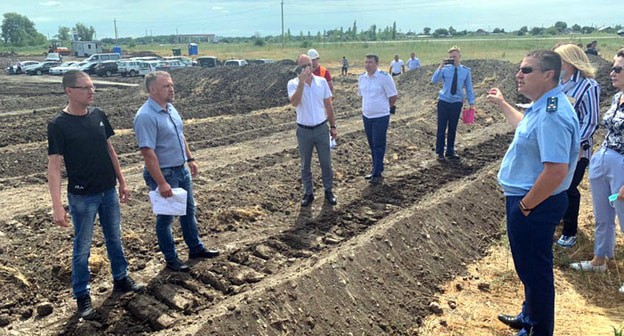Природоохранный прокурор на месте строительства дороги в Волго-Ахтубинской пойме. Фото: Александр Осипов. Природоохранный прокурор на месте строительства дороги в Волго-Ахтубинской пойме. Фото: Александр Осипов.