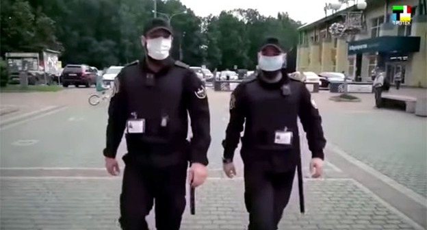 Уроженцы Чечни патрулируют одну из улиц Троицка. Стоп-кадр видео на странице https://web.facebook.com/groups/YasenevoDistrict/posts/3016811878641525 Уроженцы Чечни патрулируют одну из улиц Троицка. Стоп-кадр видео на странице https://web.facebook.com/groups/YasenevoDistrict/posts/3016811878641525