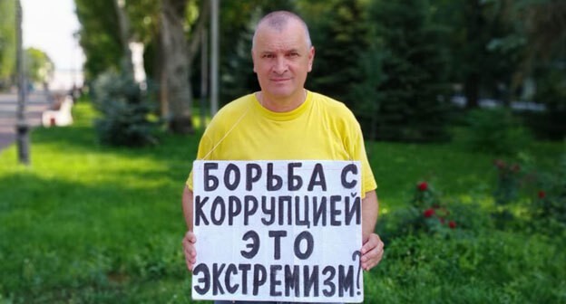Владимир Тельпук на одиночном пикете. Волгоград, 25 июля 2021 года. Фото Татьяны Филимоновой для "Кавказского узла". Владимир Тельпук на одиночном пикете. Волгоград, 25 июля 2021 года. Фото Татьяны Филимоновой для "Кавказского узла".