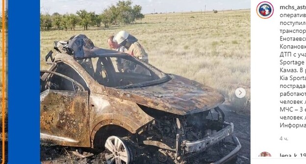 Сгоревший под Астраханью после столкновения с грузовиком автомобиль, 25 июля 2021 года. Скриншот со страницы Главного управления МЧС России по Астраханской области в Instagram. https://www.instagram.com/p/CRwP4Y0gava/ Сгоревший под Астраханью после столкновения с грузовиком автомобиль, 25 июля 2021 года. Скриншот со страницы Главного управления МЧС России по Астраханской области в Instagram. https://www.instagram.com/p/CRwP4Y0gava/