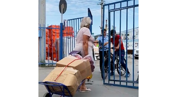 Силовики заблокировали ростовский рынок "Атлант". Скриншот видео https://www.1rnd.ru/news/3163178/nikogo-ne-puskaut-na-rynok-atlant-pribyl-omon Силовики заблокировали ростовский рынок "Атлант". Скриншот видео https://www.1rnd.ru/news/3163178/nikogo-ne-puskaut-na-rynok-atlant-pribyl-omon