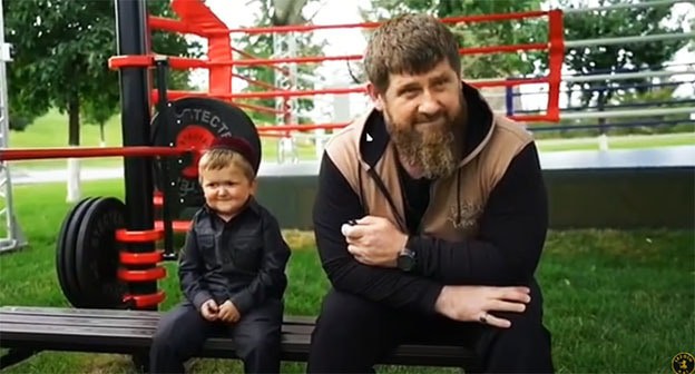 Рамзан Кадыров и блогер Хасбик (слева). Скриншот видео
lezgin axi https://www.youtube.com/watch?v=lil6erfETD8 Рамзан Кадыров и блогер Хасбик (слева). Скриншот видео
lezgin axi https://www.youtube.com/watch?v=lil6erfETD8