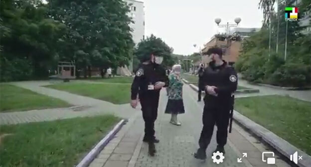 Уроженцы Чечни патрулируют улицу Троицка. Кадр видео на странице https://web.facebook.com/groups/YasenevoDistrict/posts/3016811878641525 Уроженцы Чечни патрулируют улицу Троицка. Кадр видео на странице https://web.facebook.com/groups/YasenevoDistrict/posts/3016811878641525