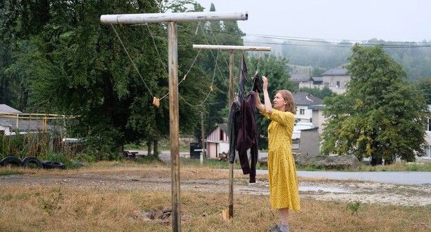 Кадр фильма Владимира Битокова "Мама, я дома". Фото https://www.kino-teatr.ru/kino/movie/ros/144954/foto/1052110/#foto Кадр фильма Владимира Битокова "Мама, я дома". Фото https://www.kino-teatr.ru/kino/movie/ros/144954/foto/1052110/#foto