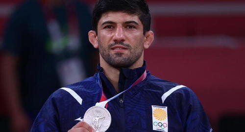 Лаша Шавдатуашвили со своей серебряной медалью. Фото: REUTERS / Sergio Perez Лаша Шавдатуашвили со своей серебряной медалью. Фото: REUTERS / Sergio Perez