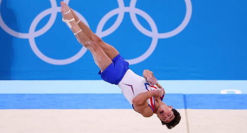 Артур Далалоян во время выполнения вольных упражнений. Фото: REUTERS/Линдси Уоссон Артур Далалоян во время выполнения вольных упражнений. Фото: REUTERS/Линдси Уоссон