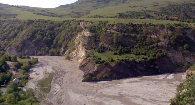 Река Акташ близ села Юрт-Аух. Фото: Дагиров Умар https://commons.wikimedia.org/wiki/Category:Aktash_River Река Акташ близ села Юрт-Аух. Фото: Дагиров Умар https://commons.wikimedia.org/wiki/Category:Aktash_River