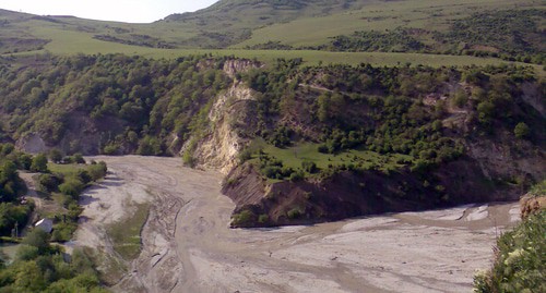 Река Акташ близ села Юрт-Аух. Фото: Дагиров Умар https://commons.wikimedia.org/wiki/Category:Aktash_River Река Акташ близ села Юрт-Аух. Фото: Дагиров Умар https://commons.wikimedia.org/wiki/Category:Aktash_River