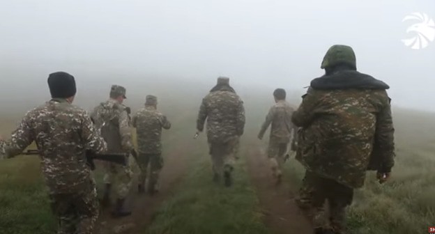 Армянские военнослужащие на передовой. Кадр видео
ВООРУЖЕННЫЕ СИЛЫ MEDIA https://www.youtube.com/watch?v=FGXc0hWqj5M&t=1s Армянские военнослужащие на передовой. Кадр видео
ВООРУЖЕННЫЕ СИЛЫ MEDIA https://www.youtube.com/watch?v=FGXc0hWqj5M&t=1s