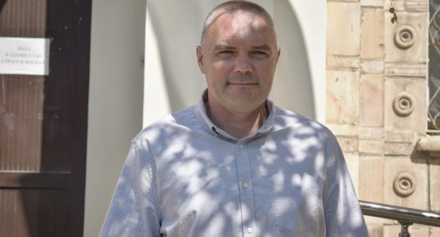 Андрей Охримчук у входа в суд, 29 июля 2021 года. Фото Константина Волгина для "Кавказского узла"
Андрей Охримчук у входа в суд, 29 июля 2021 года. Фото Константина Волгина для "Кавказского узла"
