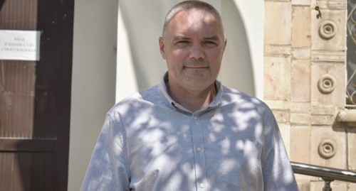 Андрей Охримчук у входа в суд, 29 июля 2021 года. Фото Константина Волгина для "Кавказского узла"
