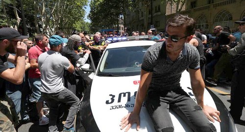 Протестующие на акции в Тбилиси 05.07.21. Фото: REUTERS/Irakli Gedenidze Протестующие на акции в Тбилиси 05.07.21. Фото: REUTERS/Irakli Gedenidze