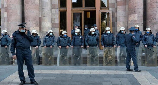 Сотрудники полиции возле здания парламента Армении. Фото: REUTERS/Artem Mikryukov Сотрудники полиции возле здания парламента Армении. Фото: REUTERS/Artem Mikryukov