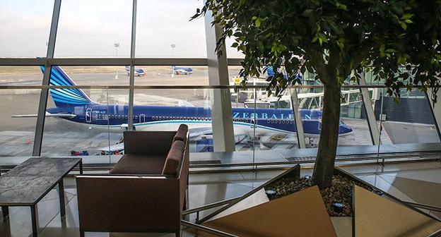 В терминале аэропорта Баку. Фото: официальный сайт https://photo.airlines-inform.ru/aviafoto/111442.html В терминале аэропорта Баку. Фото: официальный сайт https://photo.airlines-inform.ru/aviafoto/111442.html
