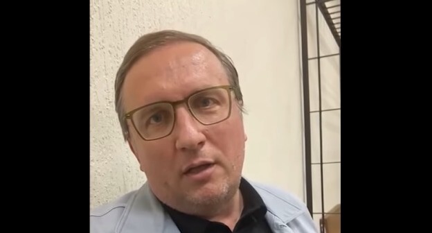 Дмитрий Новиков. стопкадр видео канала "Кавказского узла" https://www.youtube.com/watch?v=ZkbuQnjqXtY&t=3s Дмитрий Новиков. стопкадр видео канала "Кавказского узла" https://www.youtube.com/watch?v=ZkbuQnjqXtY&t=3s