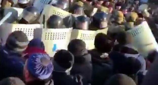 Столкновение сотрудников Росгвардии и митингующих в Магасе 27 марта 2019 года. Кадр видео Зарифы Саутиевой "Как Росгвардию мяли в Магасе" Столкновение сотрудников Росгвардии и митингующих в Магасе 27 марта 2019 года. Кадр видео Зарифы Саутиевой "Как Росгвардию мяли в Магасе"