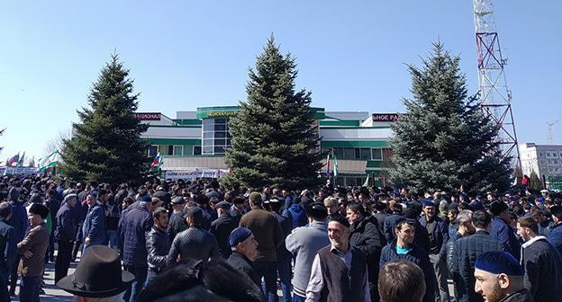 Участники митинга в Магасе. 26 марта 2019 г. Фото Умара Йовлоя для "Кавказского узла" Участники митинга в Магасе. 26 марта 2019 г. Фото Умара Йовлоя для "Кавказского узла"